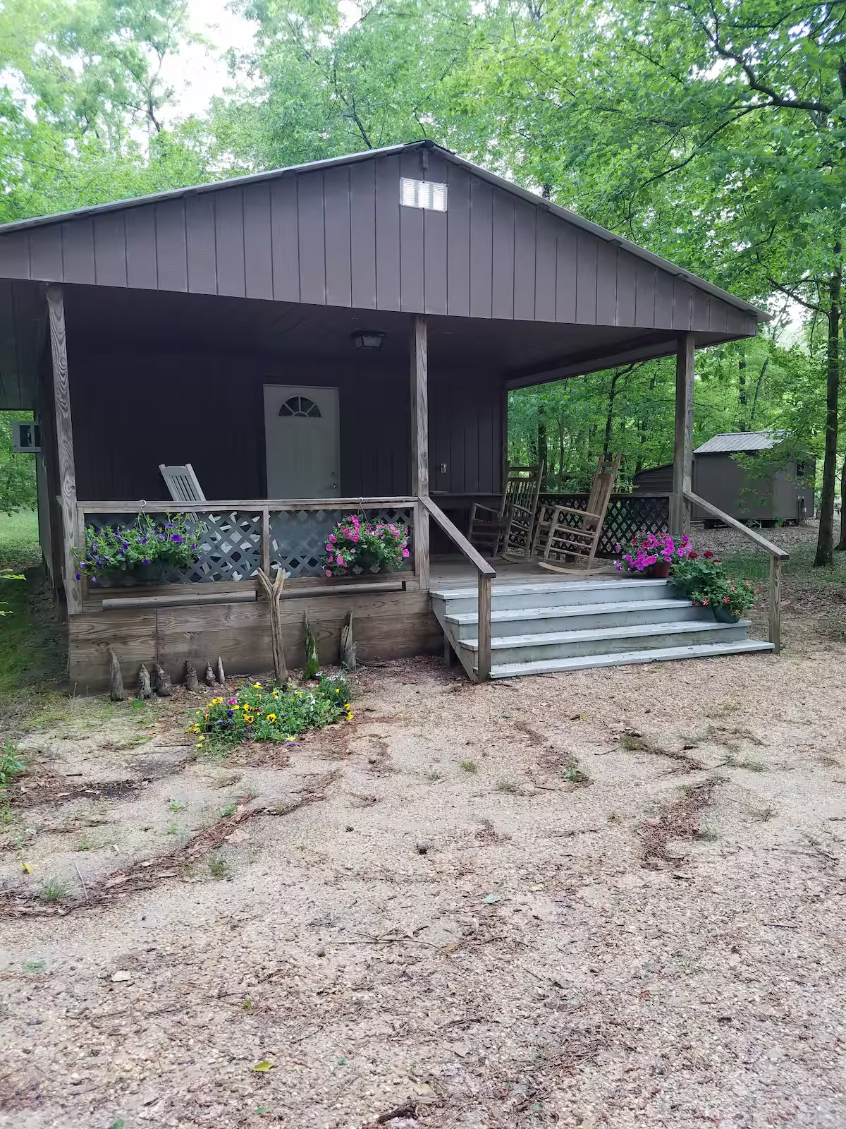 Front porch at B & K Cabins